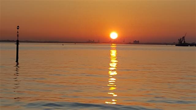 solent sunset with hamble powerboat charters